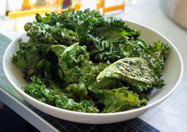 FarmersMarketSS's tweet photo. Haven't jumped on the kale bandwagon yet? Try kale chips! http://t.co/7rWD6MU2ID http://t.co/nlJt8BEBXF