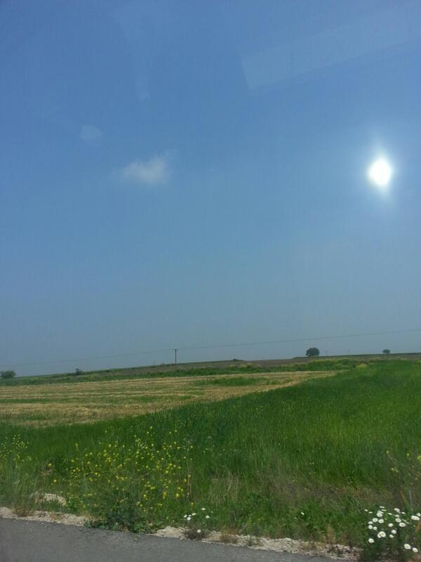 Uzaklara yine cok uzaklara topragimdan annemden babamdan uzakkara gidiyorum