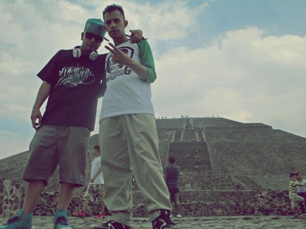 ElSamurai_'s tweet photo. Recibiendo energías ancestrales !!! Las Letras para el Alma !! Secu &amp; Samu. http://t.co/aWhJrLhrN8