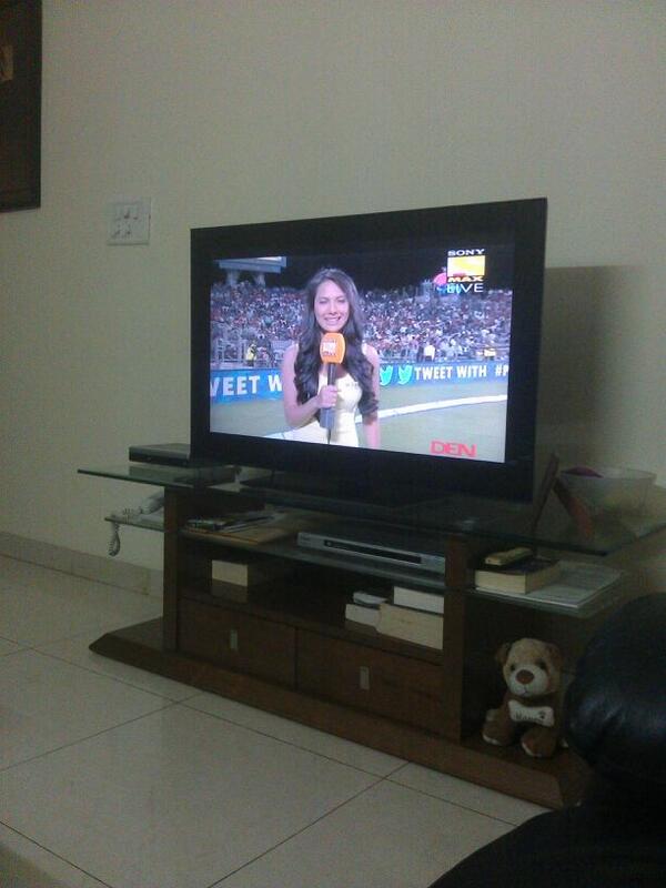 D00mSlayer's tweet image. Rochelle is a hot anchor. #IPL #PepsiIPL #RCBvsPWI