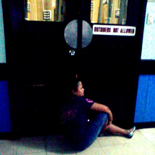 imMsLibra's tweet image. Ndi nmn hltang excted ako sa pglbas ni Baby Boy.Ayw nla mgppasok kya makkinig na lng ako d2 sa pnto. #PUSH #BionicEar