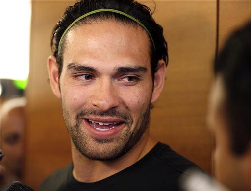 RapSheet's tweet photo. An http://t.co/iLSuC0pR8d #Instantdebate: Mark Sanchez's headband vs. Tom Brady's ponytail http://t.co/VkUmT9CAbR http://t.co/OCJ8dZiPg0