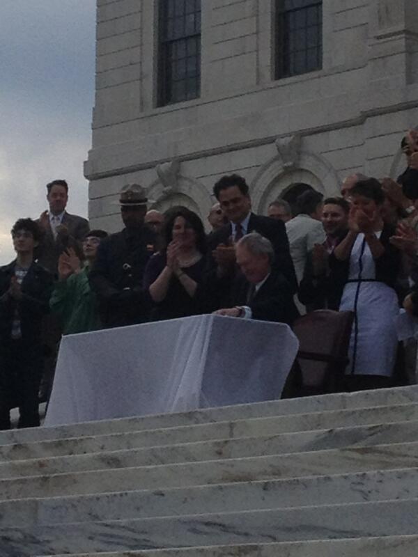 RIUnited's tweet photo. The bill is signed and it's official: Rhode Island is the 10th state to win marriage equality! #RI4M http://t.co/0w20kaspO5