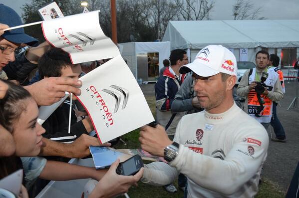Sébastien Loeb dedicando tiempo al público presente, firma de autógrafos y muchas fotos.. #WRC #CitroenRally