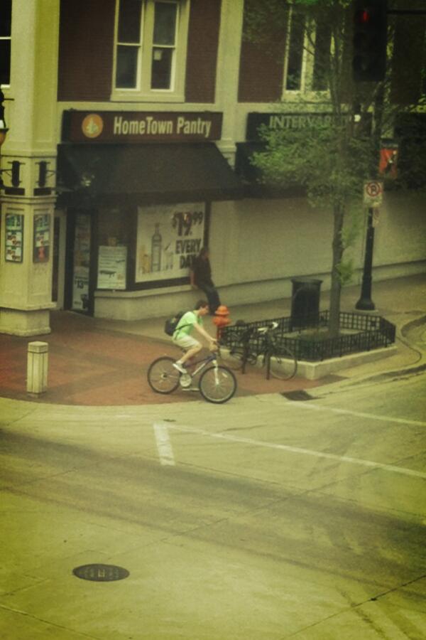 IlliniGOSSIPguy's tweet photo. Spotted @TKmiler leaving duncin donuts http://t.co/cDNzeoDJlV