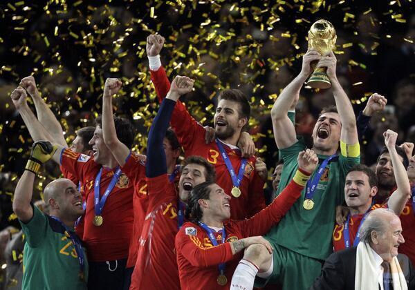 MejoresTwits's tweet photo. Alemanes, reíros lo que queráis del Madrid y Barça, que cuando se juntan pasa esto... http://t.co/DWDos0qWEv