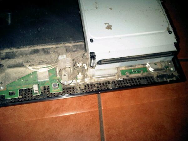 JavieerDionicio's tweet photo. @dionicio09 y así encontre el ps3 por dentro, bien limpio http://t.co/rKu14X0KFW