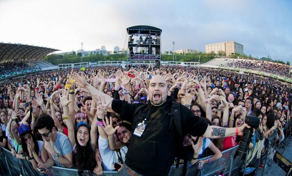 @OhNoManekiNeko ve fanları :))) <a href="/doguyucel/">Doğu Yücel</a> artık metal konserlerine gitmicez sanırım :)))