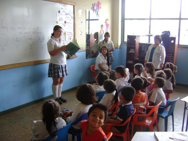 jflopezarias's tweet photo. #ptamanizales @Mineducacion Estudiantes del Servicio Social del San Agustín dinamizando estrategias del PNLE. http://t.co/3glYfkg24x