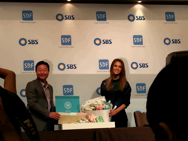 izziene's tweet image. #sdf2013 @BoraShow 임무완료. 알바는 이쁘군요