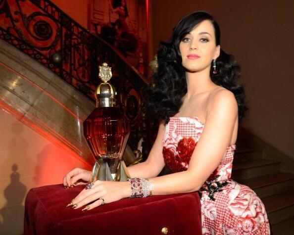 Katy Perry's new perfume launch influenced by Queen (Killer Queen) BJTff-HCYAAdLIQ