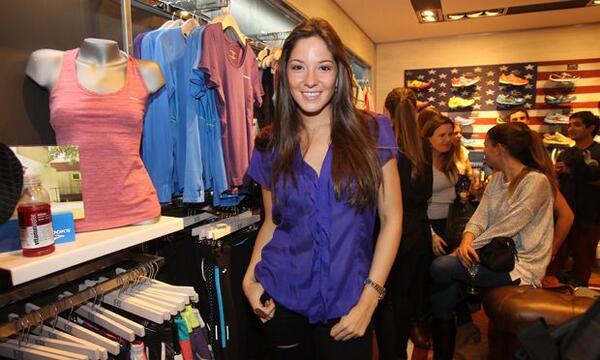 fans_kel's tweet photo. La guapa @K3LCALDERON en la inauguración de la nueva tienda Brooks http://t.co/tFW3oMoN70