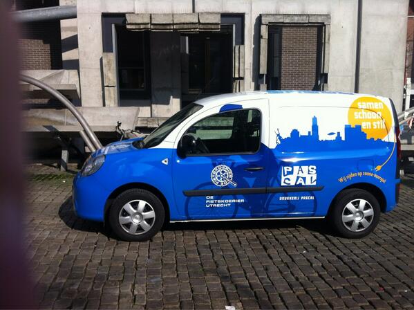 Fietskoerier030's tweet photo. Als je zo een foto van de elektrische auto maakt win je dus heerlijke koffie bij @Blackbirdcv aan de oudegracht! http://t.co/jE0kw68q0r
