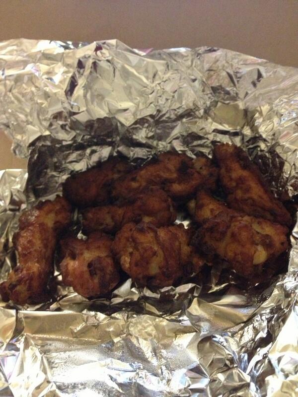 jamonsterr's tweet image. Brooke ordered me wings from dominos... She forgot to remind them about the mild sauce 🙍 #lol #shesucks