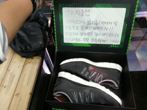 Henassong's tweet photo. 친구로서 모델동료로서 고맙고 너에게 잘어울릴것 같아 선물한다 nike woven!! 항상응원할께^-^ http://t.co/7v12iX4VQB