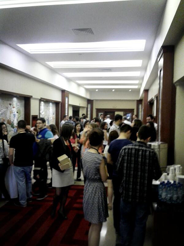 Kahve arasi, kongre basladigi hizla devam ediyor.