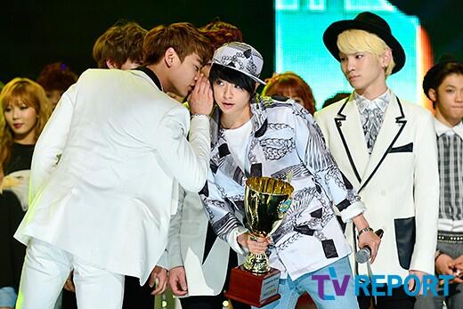 FxArabFan's tweet photo. 130501 ‏مين هو من شايني يتهامس مع امبر في.      MBC Show Champion http://t.co/TmfxNjjqLg