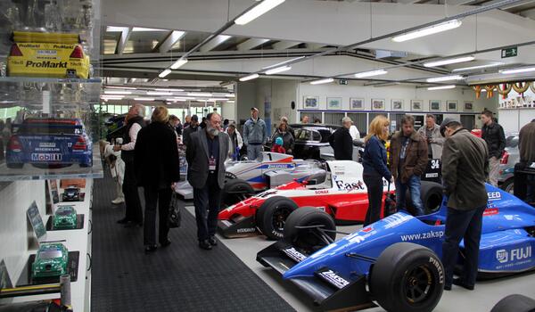 Zakspeed_de's tweet photo. Werkstattbesichtigung http://t.co/sqO0UMB6O4 http://t.co/uB42tU6u7d