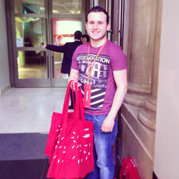 ILovesTheDiff's tweet image. Ollie at the Nat'l Museum handing out our tote bags at the @_Diffusion symposium earlier. Good man. #diffusion2013