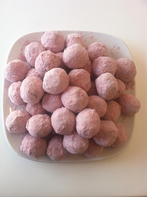 LillyChoc's tweet photo. New! "Cheers" rose champagne+blackberry powder+confectioners sugar+dark chocolate http://t.co/ybFZDww3PS