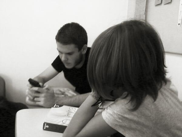laudi_'s tweet photo. eu aki de boas na aula de qimik cum o bruunuh http://t.co/ix5syY6QKp