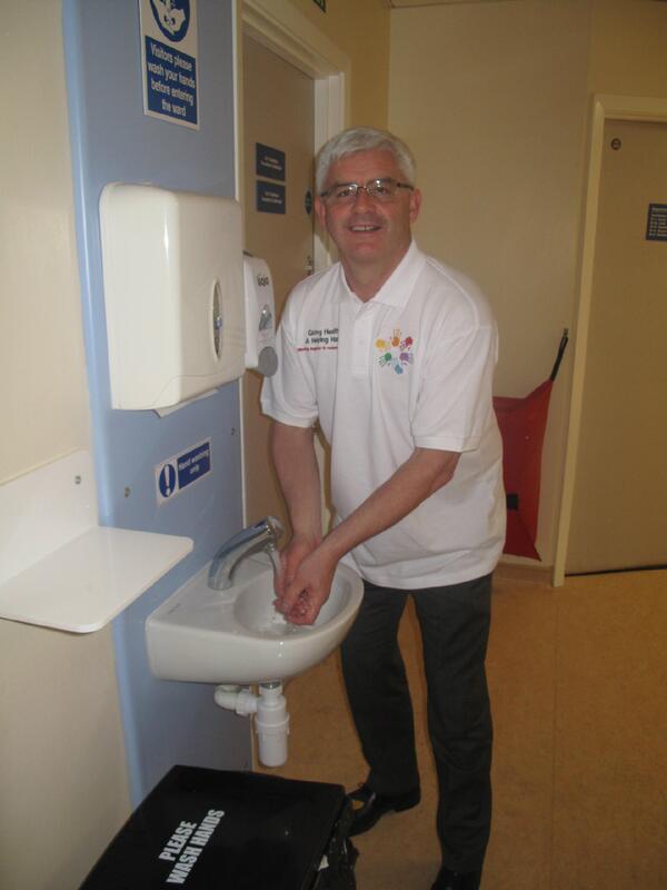 IPS_Infection's tweet image. MT“@InfecNTH: Our Chief Exec showed his support and wore his team t shirt
#commitmentfromall
#commitmemt