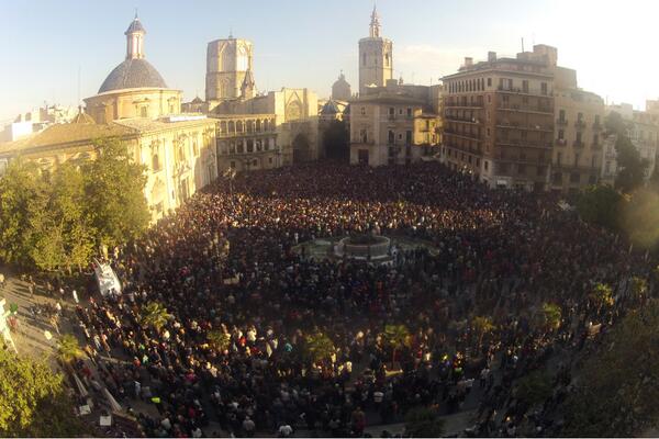 [FOTO] Hoy la plaza es de <a href="/avm3j/">ASOC.VICT. METRO 3J</a>. Seguimos esperando respuestas. Os esperamos cada día 3 mientras haya #0responsables