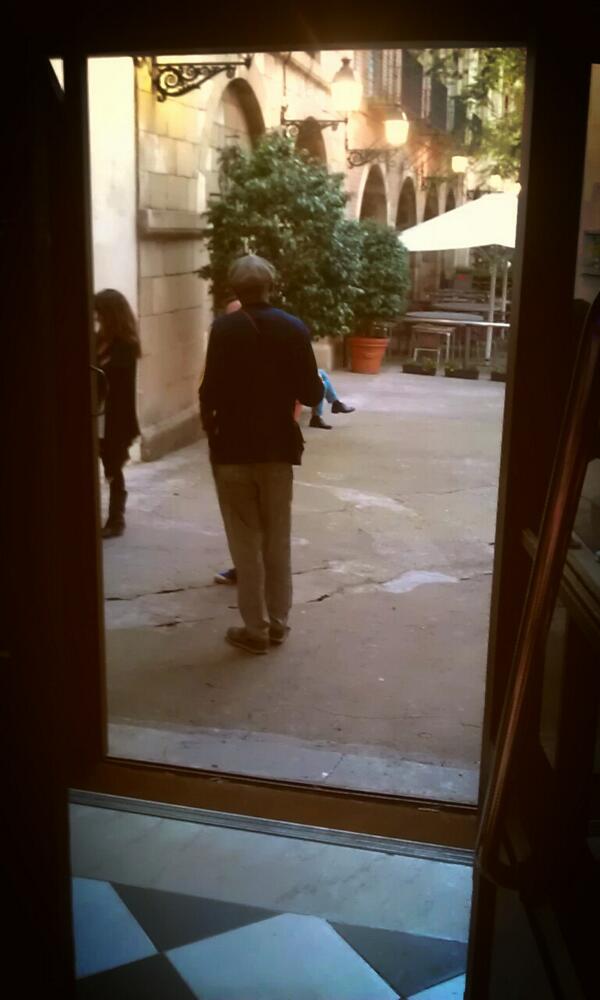 sensebcn's tweet photo. Último cigarro y empezamos!!! #sense http://t.co/rQIEhLPhdr