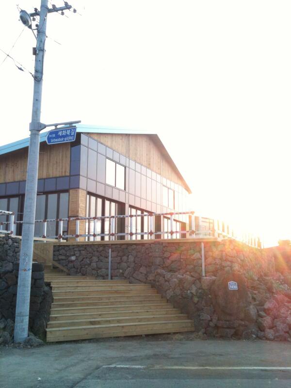 제주도에 정착을 위해 공사중입니다
바베큐식당해보려구요. 
제주 세화바당 해안도로에 있어요
오늘 날씨 너무 좋습니다
모두 즐거운 하루 되세요.