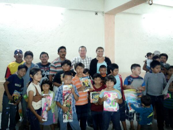 lnetomartinez's tweet photo. Un pequeño detalle para los hijos d amigos recolectores d basura d Progreso, siguiendo celebrando a los niños @Ynadal http://t.co/63QEk0t4bz