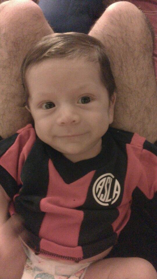 Yana_Iglesiasok's tweet image. Rodeada de los 2 cuervitos viendo el partido del Ciclón..