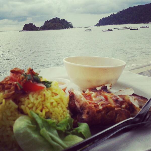 azam_shaari's tweet image. Nasi ayam tepi pantai #teluknipah #pangkor