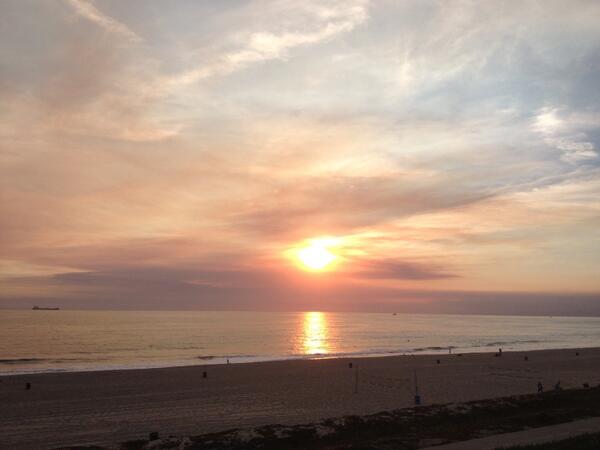 Amy_Hackman's tweet photo. Smokey sunset - sad! http://t.co/YADqAsLPgf