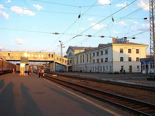 Железнодорожный переезд нововятский район киров. Железнодорожная улица киров. Железнодорожный вокзал киров. Станция киров пассажирский. Железнодорожная улица киров.