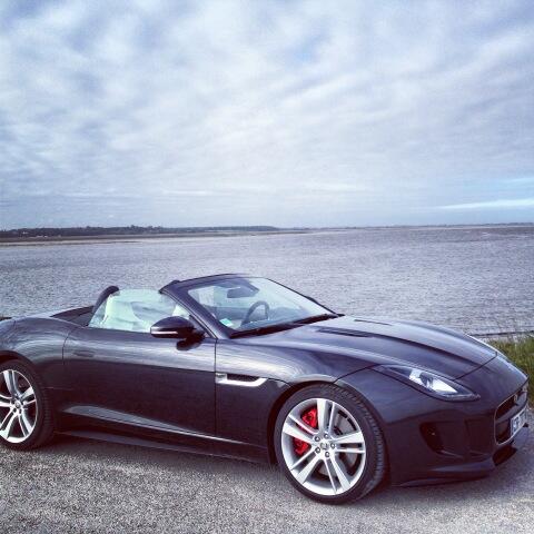 AudreyRaymond4's tweet photo. Nouveau tournage Garage des blogs! En exclusivité une invitée hors-paire la #jaguar #F-Type <3 #gdbfr #contreappel http://t.co/Z3uFFYUc8A