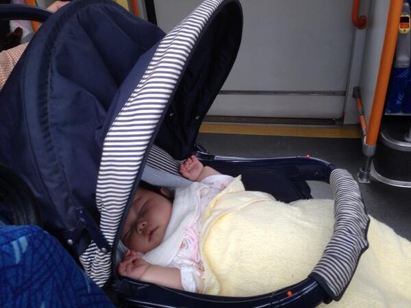 suzulife's tweet photo. 初バスに乗りましたー（≧∇≦）寝とる・・ http://t.co/LwTzfyOdtW