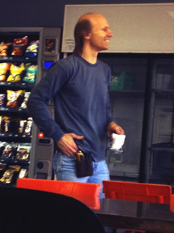 LesCouilles's tweet photo. La flow dans ses jeans levis bin tight #kitdetravailsulside http://t.co/AYcJXQGmFo