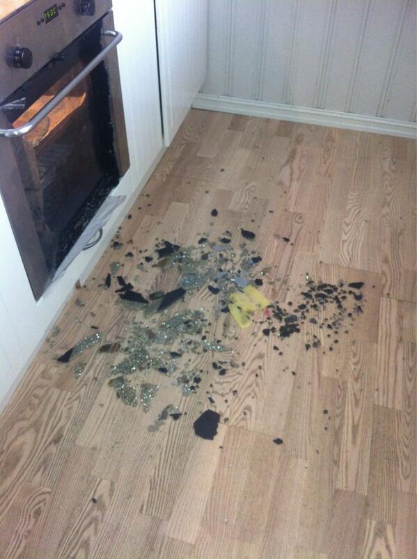 Burde ikke døra til komfyren holde 250 grader...? Dropper #ikea neste gang!