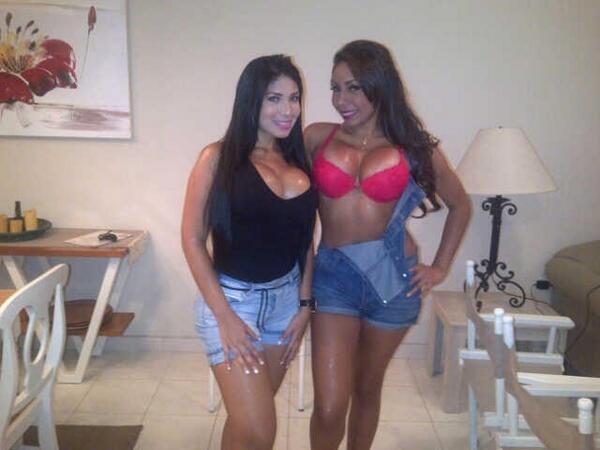 jar8z's tweet photo. Hermosas hermanas @sexybarbieV y @jpsnak preciosas #RT @sportop820 @Bellezamundi #hermosa http://t.co/NQLbZ8FemE