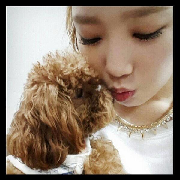 Presdir_Chunji's tweet photo. She's kiss me [TAENGSTAGRAM] http://t.co/ColvRBRPuT