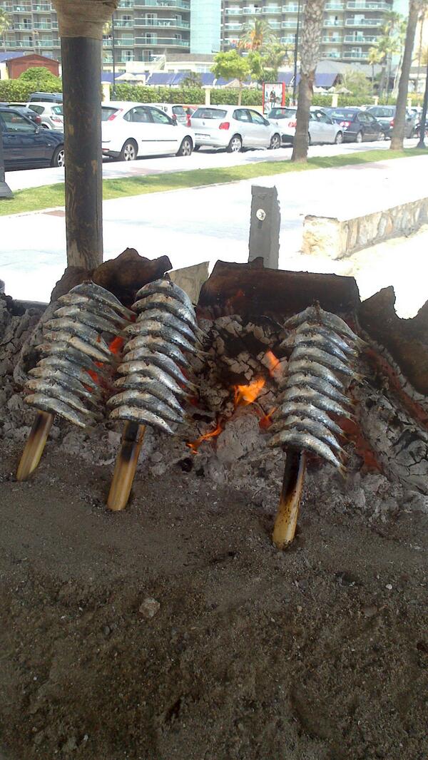 RteCasaFranco's tweet photo. Espetos de "manolitas", las mejores sardinas de Torremolinos. http://t.co/mJQJmiFYEM