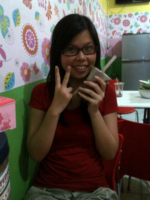 elloiii's tweet image. Chocolate bubble milk tea @HappyTimeeeee yum yum ♥