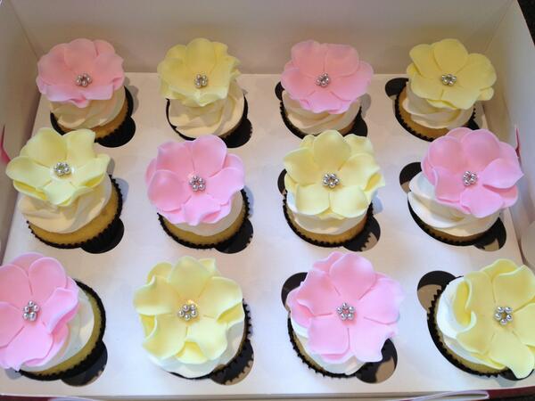 Cake_Co_'s tweet image. Adorable idea for a bridal shower. Who doesn't love food as a favour! #oakvillecupcakes #gourmetcupcakes #cakeandco
