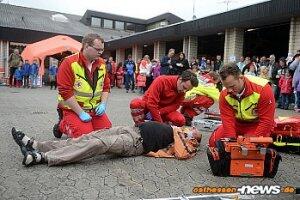 osthessentv's tweet photo. Zwischen Heli und Rettungswagen - Blicke hinter die Kulissen beim DRK - http://t.co/bJzxO7oYsj http://t.co/EscLTTCaw4