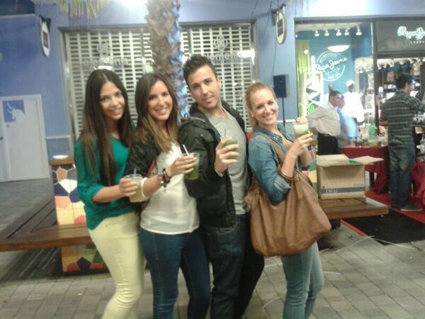 JenniferR291's tweet photo. Con mis chacalacas en Plaza Mayor bebiendo mojito :D IT'S FREEE jajajaj @miryam291 , @silviamc21  y #alex http://t.co/ZVVHJVDdMd