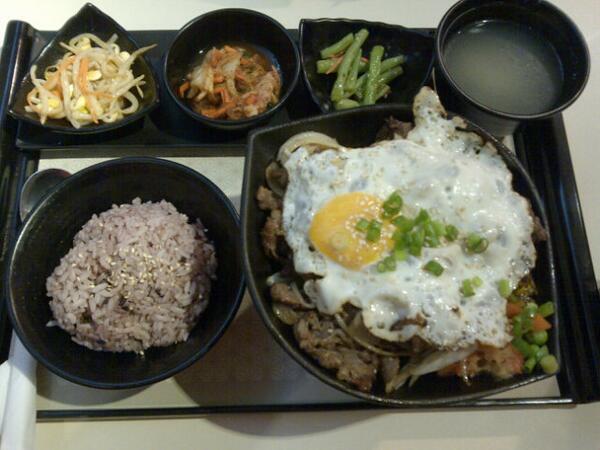 Ini makanan yang dipesan @newpledisboss, bibimbap special nyam