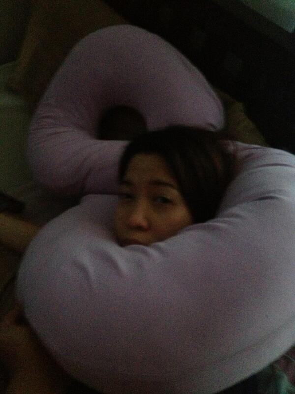 lilredReina's tweet photo. Look how pilyo and kulit my hubby is...my pregnancy pillow! http://t.co/YU4gWQUdgd