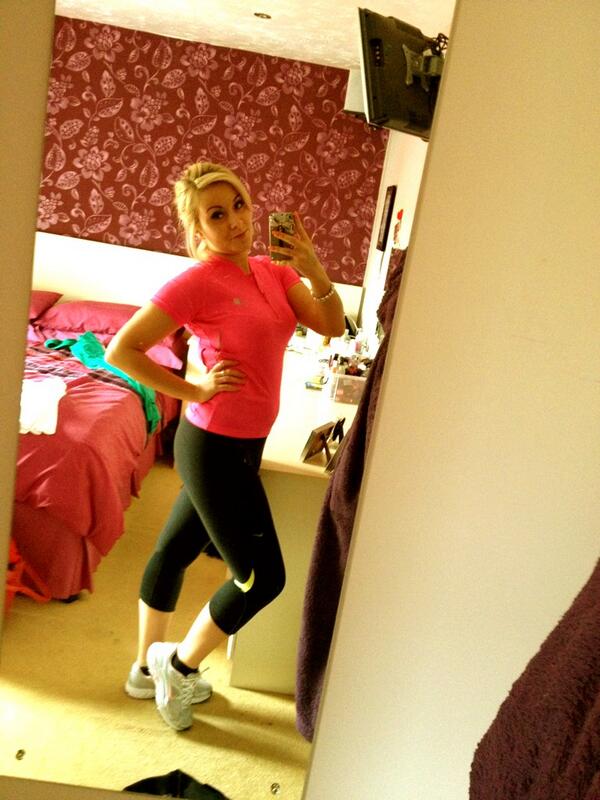 BethJaneHoare's tweet photo. Ready to work out!! #thisisgonnabefunny #lastnightsmakeup http://t.co/CSJzyDClme