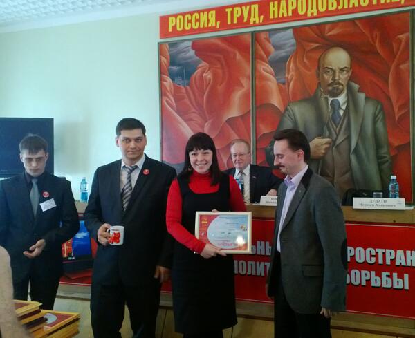 maratmuzaev's tweet photo. По итогам форума #КПРФ в #Омске, участников награждают сертификатами и ценными призами! http://t.co/bM9kwwFSf4