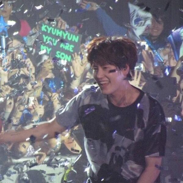 StellaTWloveKyu's tweet photo. 130425 #SS5Chile - Happy Kyuhyun (Cr.milatoon) look at the banner "Kyuhyun you are my son" >< he's got a fan parent http://t.co/JCCHCNiofU